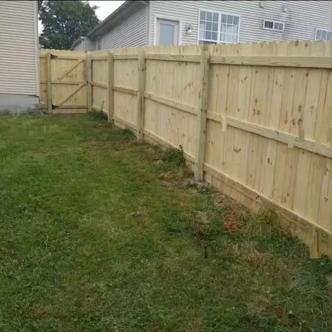 Horizontal board privacy fence