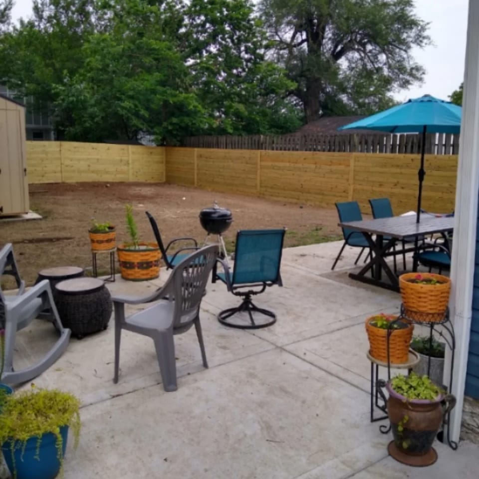 Basket-weave privacy fence